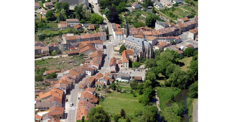 La traversée du bourg, rue Leclerc et la Basilique